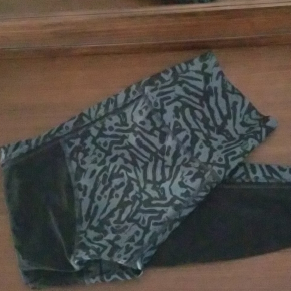 Lululemon Athletica High-Waisted Black and Gray Leggings with Mesh Panels - Picture 2 of 9